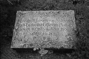 Berlin : Berlin, Waldfriedhof Stahnsdorf, Grabplatte für Elisabeth von Ardenne, d.i. bei Theodor Fontane Effie Briest