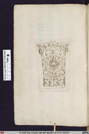 Becher, mit Ornamenten und Früchten verziert