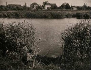 Altes Land bei Hamburg. Angler an einem Wasserlauf bei Jork