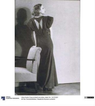 Frau in Kleid von Klyhs
