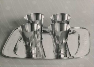 Becher und Tablett von Werner Oehlschlaeger