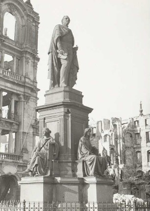 Denkmal König Friedrich August II. : Denkmal König Friedrich August II. (1866; e. J. Hähnel). Bronze. Dresden, 1866. Dresden-Altstadt, Neumarkt