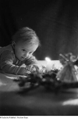 Porträt Lothar als Kleinkind vor einem Adventskranz