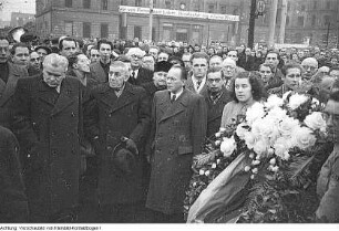 Dresden, Postplatz. 6. Gedenktag "13. Februar 1945". Kranzniederlegung und Kundgebung, 13. Februar 1951