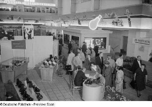 Telefone und andere elektrische Geräte auf der Leipziger Herbstmesse 1954