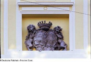 Dresden-Friedrichstadt, Friedrichstraße 41. Krankenhaus Dresden-Friedrichstadt, Hauptgebäude (ehem. Marcolinipalais). Ostflügel, Straßenseite. Allianzwappen über dem Portal des Mittelrisalits