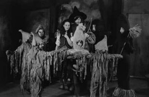 Szenenbilder aus dem Stück "König Drosselbart" von Armin-Gerd Kuckhoff und Marie Otto mit Musik von Kurt Heuser im Theater am Schiffbauerdamm Berlin. Uraufführung 13.12.1947