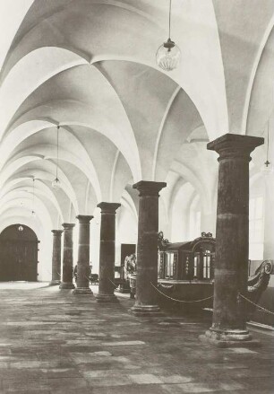 Dresden, Johanneum, Inneres, Erdgeschoss, Ostflügel, Historisches Museum, Raumaufnahme mit grüner Pillnitzer Gondel