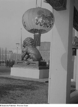 Lampions und Löwenfigur am chinesischen Ausstellungspavillon auf dem Ausstellungsgelände der Technischen Messe
