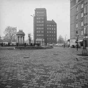 Hochhaus : Ansicht mit Artesischem Brunnen und Hochhaus (Verwaltungsgebäude der Verkehrsbetriebe)