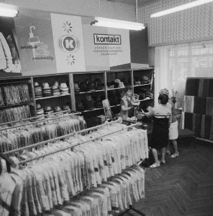 Dresden-Pieschen, Oschatzer Straße 15. Konsum-Kaufhaus "kontakt". Zwei Kundinnen am Verkaufsstand für Hüte und Mützen