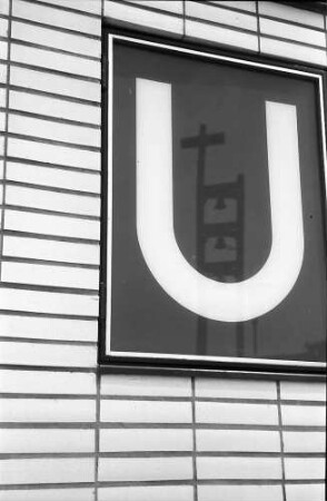 Berlin: Interbau; U (Bahnhofschild) mit Spiegelung der St. Ansgar-Kirche