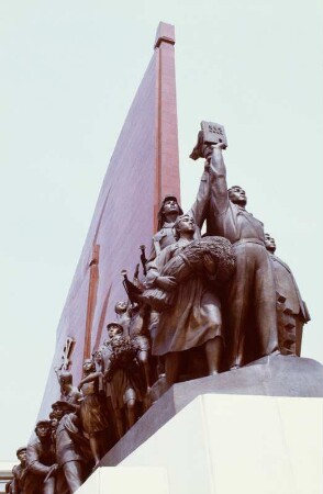 Figurengruppe seitlich des Großmonuments Mansudae mit der Statue von Kim Il-sung