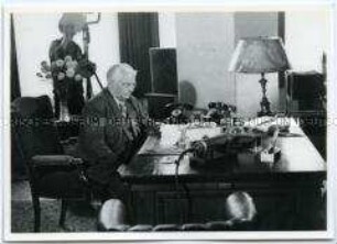 Wilhelm Pieck in seinem Arbeitszimmer im Haus der Einheit vor einer Ansprache