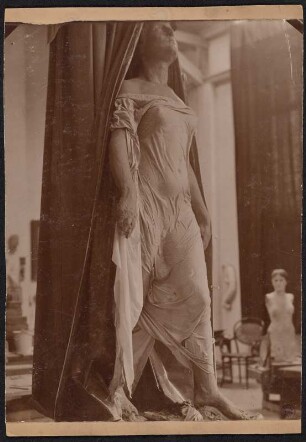 Schreitende Muse : Schreitende Muse, überlebensgroß (für Treppenhaus der Leipziger Sammlung) 1898, Gipsmodell, bekleidet, nicht ausgeführt. Fotografie einer Plastik Klingers (31 x 23,5 auf Pappe). Teilnachlass Klinger, Max (1857-1920) und Asenijeff, Elsa (1867-1941). Dresden: SLUB Mscr.Dresd.App.1353,D,II,f,2