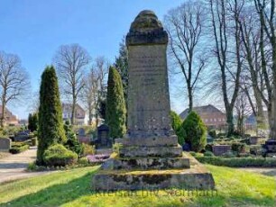 Eichede: Ehrenmal im Kirchhof für die Gefallenen des Ersten Weltkriegs