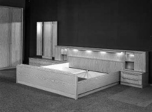 Anbauschrank eines Schlafzimmers und Doppelbett während des Aufbaus (1986; VEB Möbelkombinat Zeulenroda-Triebes (ZEUTRIE))