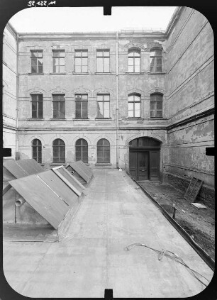 Leipzig-Lindenau, Merseburger Straße 56/58. Kommunale Berufsschule (Karl-Heine-Schule, um 1905). Hofansicht
