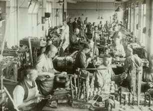 Schöneck/Vogtland. Holzblasinstrumenten- und Saxophonbau : Schöneck/Vogtland. Fabrik für Holzblasinstrumente und Saxophone G. H. Hüller. Blick in den Arbeitssaal