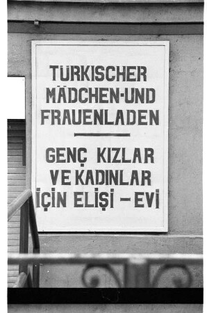 Kleinbildnegativ: Türkischer Mädchen- und Frauenladen, Skalitzer Str. 50, 1984