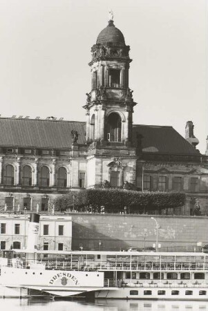 Ständehaus : Ständehaus. Teilansicht mit Brühlscher Terrasse, im Vordergrund auf der Elbe Dampfschiff "Dresden"