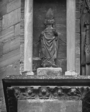 Bischof unter Baldachin