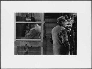 Männer an einer Telefonzelle, New York