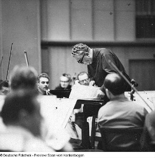 Aram Chatschaturjan mit Philharmonie; Serie beim Dirigieren, Harfenspielerin