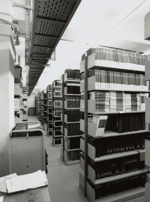 Magazin (Kellergeschoss) : Dresden-Südvorstadt, Zellescher Weg 19 (Andreas-Schubert-Bau der TU Dresden). Sächsische Landesbibliothek - Staats- und Universitätsbibliothek Dresden. Zweigbibliothek Physik/Psychologie. Magazin (Kellergeschoss)