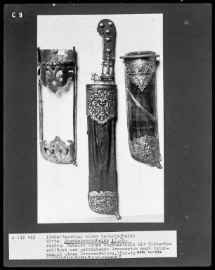 links: Beschlag einer Messerscheide, Mitte: Jagdmesserscheide, rechts: Scheide eines Jagdbestecks mit Silberbeschlägen und getriebenen Ornamenten nach Zeichnungen eines Dürerschülers