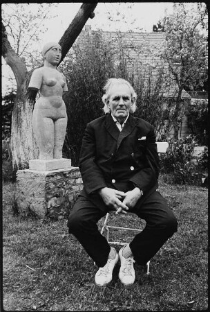 Torso : Der Maler Otto Niemeyer-Holstein in seinem Garten vor der Plastik "Torso" des Bildhauers Waldemar Grzimek (1948)