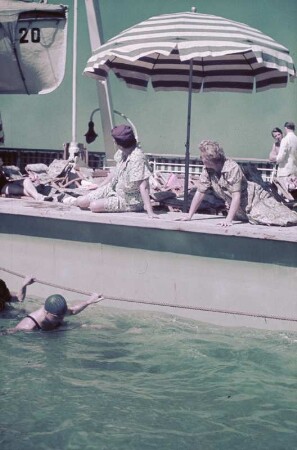 Bordleben auf dem Passagierschiff MS Milwaukee. Schwimmbecken mit Badenden