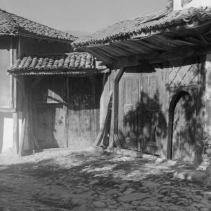 Landleben in Kopriwschtiza im zentralen Teil des Sredna-Gora-Gebirges. Typische Wohnhäuser der altbulgarischen Architektur