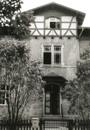 Berggießhübel (Bad Gottleuba-Berggießhübel), Ernst-Thälmann-Straße (Siedlung) 57. Bethlehemstift (1905). Mittelrisalit mit Hauseingang