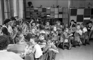Freiburg: Kindergarten der evangelischen Paulusgemeinde; Kinder im Aufenthaltsraum an Tischen, Hintergrund Spielecke