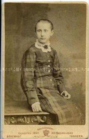 Junges Mädchen im karierten Kleid, Carte de Visite