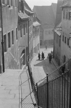 Blick in eine Gasse. Aufstieg zum Burgberg