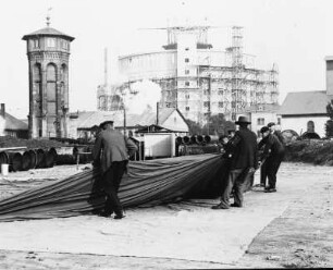 Eine Fahrt im Luftballon : Dresden-Reick. Eine Fahrt im Luftballon. Das Ausbreiten der Ballonhülle. Blick gegen Gasometer