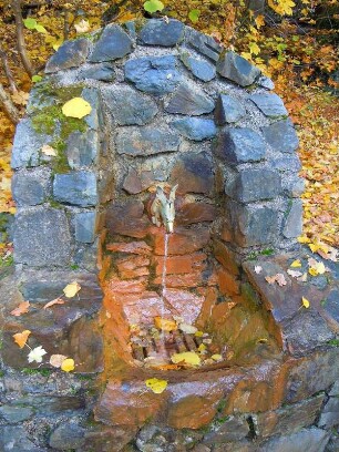 Brunnen im Selketal : Das Tal des kleinen Flusses Selke im Unterharz ist ein beliebtes Wandergebiet. Aufgenommen an einem sonnigen Herbsttag, am 21. Oktober 2012, bei Alexisbad