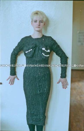 Modell in einem schwarzen Lederkleid der Designergruppe Allerleirauh