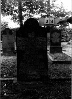 Grabstein 38 (Index: 100110155) Material: Granit Zustand: gut Maße HxBxT: 119x51x16 cm Beschreibung: Stele, geschwungener Rundbogenabschluß Symbolik: Davidstern Besonderheit: Geschwistergrab: Grabstein 38