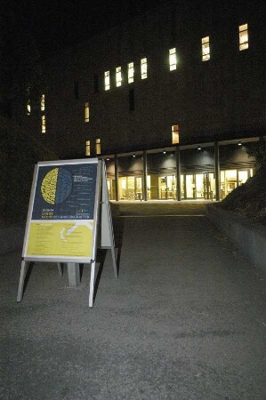 Hinweisschild vor dem Haupteingang