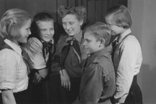 Aufnahme von Schülerinnen und Schülern einer Schule in Berlin-Köpenick in die Pionierorganisation / Verleihung der Thälmann-Pionier Halstücher