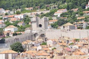 Dubrovnik - Stadtmauer mit Altstadt : Blick über die Altstadt zum oberen Teil der Stadtmauer. Aufgenommen am 2. Juli 2010 in Dubrovnik