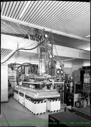 Magnetfeldmessstand für supraleitende Quadrupole mit Trägheitsantrieb und Drehdurchführung des Instituts für Experimentelle Kernphysik (IEKP)