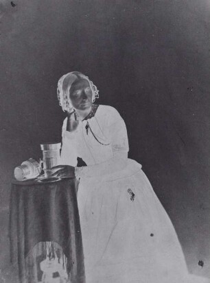 Bildnis einer Dame an einem Tisch mit 2 Objekten : Bildnis einer Dame an einem Tisch mit 2 Objekten, Papiernegativ, Aufnahme um 1850/1855