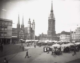Halle (Saale). Marktplatz mit Verkaufsständen. Blick gegen Evangelische Marktkirche Sankt Marien und Roten Turm (1408-1506)
