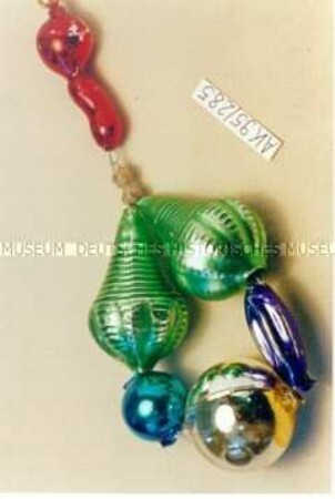 Gablonzer Christbaumschmuck - Phantasie: Anhänger aus unterschiedlich geformten und gefärbten Glasteilen