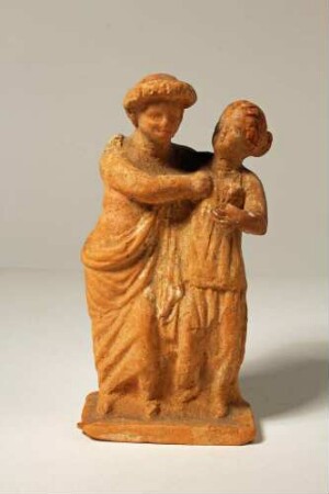 Knabe und Mädchen, einander umarmend