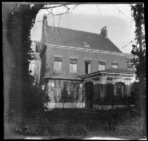 Comines-Warneton (Belgien): Haus mit Pavillon und Garten (Distanzaufnahme) ("Gartenpavillon der Kanzlei des General-Kommandos II.B., Haus Cousin")